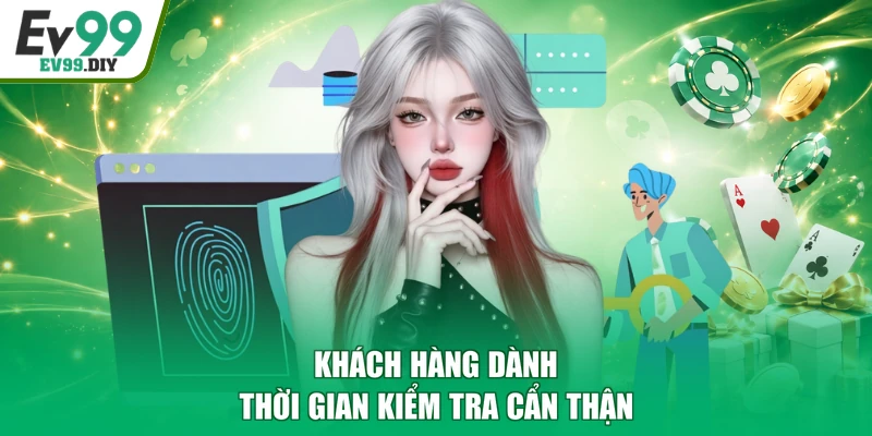 Khách hàng dành thời gian kiểm tra cẩn thận